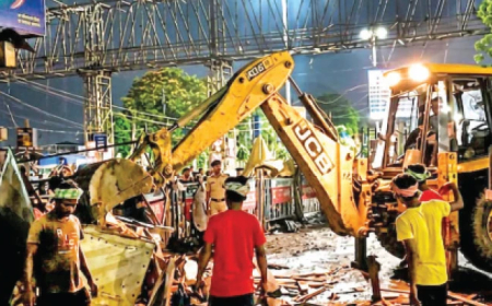 আসানসোলে উচ্ছেদে অভিযানে ফুঁসছেন হকাররা, পুরসভার ৩ অফিসারকে শোকজ