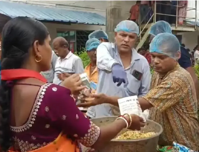 মেচেদায় সাংগাঠনিক বৈঠকে শুভেন্দু, ৩০০০ কর্মীর জন্য ঝালমুড়ির আয়োজন করল রেলের হকার্স ইউনিয়ন