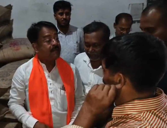 মন্ত্রীর সামনে ওঠবস করেও রেহাই নেই! দুর্নীতির অভিযোগে গ্রেপ্তার রেশন ডিলার