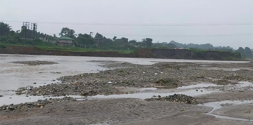 উত্তরবঙ্গে ভারী থেকে অতি ভারী বৃষ্টি, বিপদসীমার কাছাকাছি জলঢাকা নদী