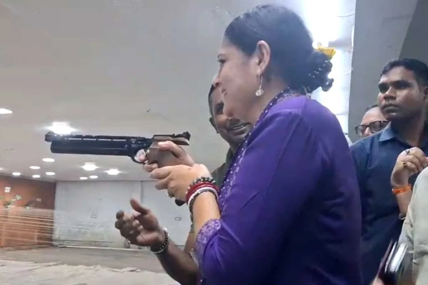 ঝুকেগা নেহি! এবার বন্দুক চালানো শিখছেন রাজ্যের মন্ত্রী অগ্নিমিত্রা, ব্যাপারটা কী?