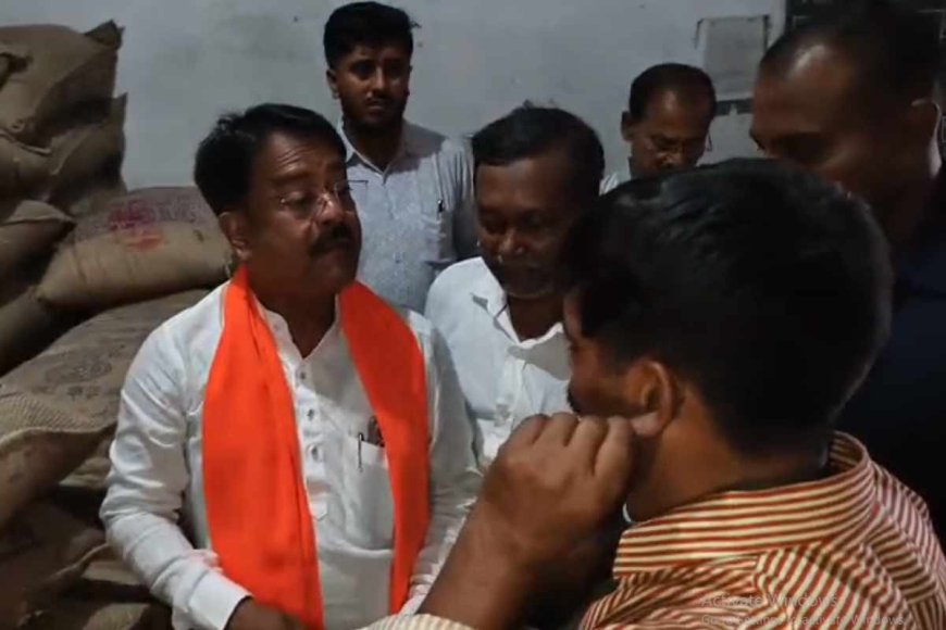 মন্ত্রীর সামনে ওঠবস করেও রেহাই নেই! দুর্নীতির অভিযোগে গ্রেপ্তার রেশন ডিলার