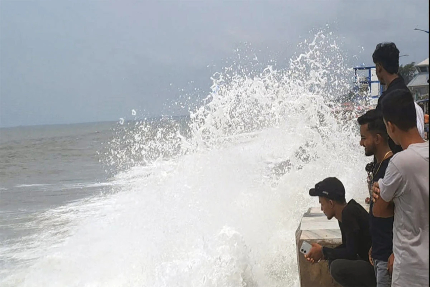 দুর্যোগপূর্ণ আবহাওয়া, সপ্তাহান্তে দিঘায় সমুদ্রস্নানে না প্রশাসনের, চলছে মাইকিং